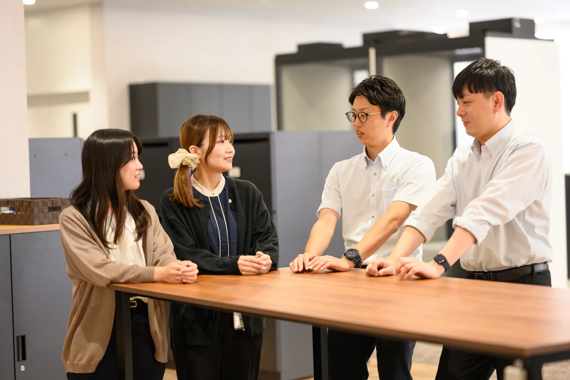 若手社員の集合写真