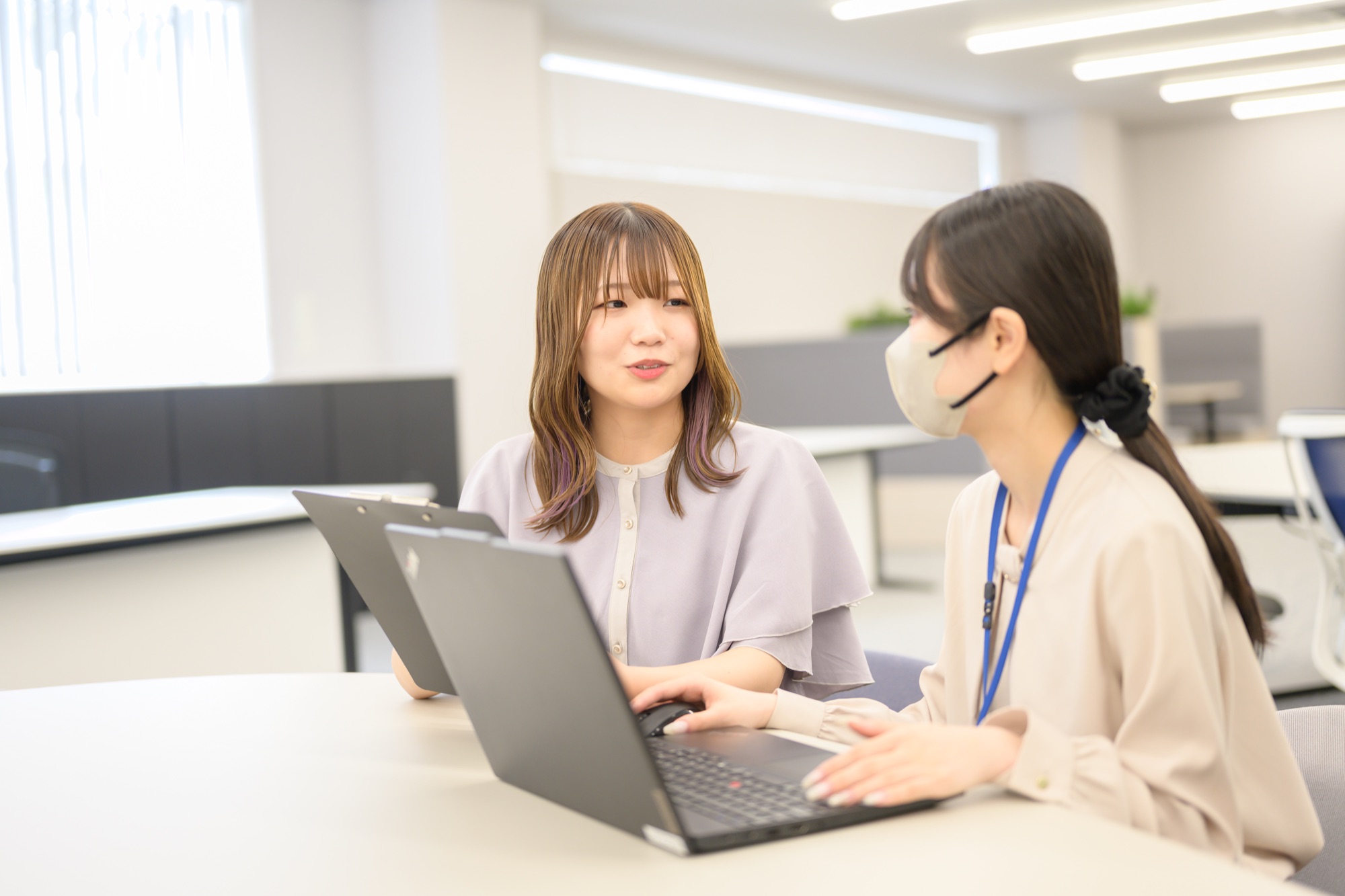OJTで業務を学ぶ社員